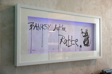 Lade das Bild in den Galerie-Viewer, BANKSY HAT ´NE RATTE. (ICK HAB SCHWEIN)
